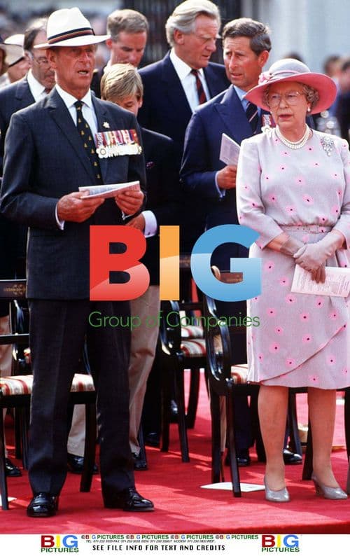 THE QUEEN AT VJ DAY SERVICE BUCKINGHAM PALACE