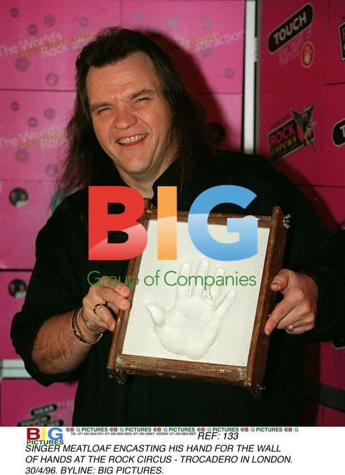SINGER MEATLOAF ENCASTING HAND AT ROCK CIRCUS