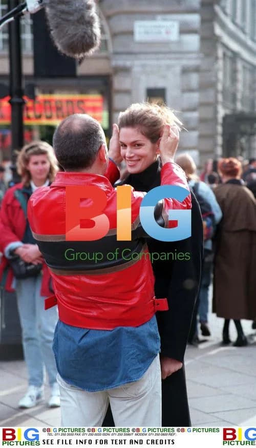 Cindy Crawford TV Interview at Piccadilly Circus