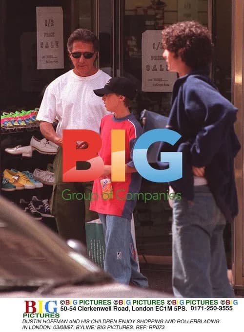 Dustin Hoffman and Family Enjoy London Outing