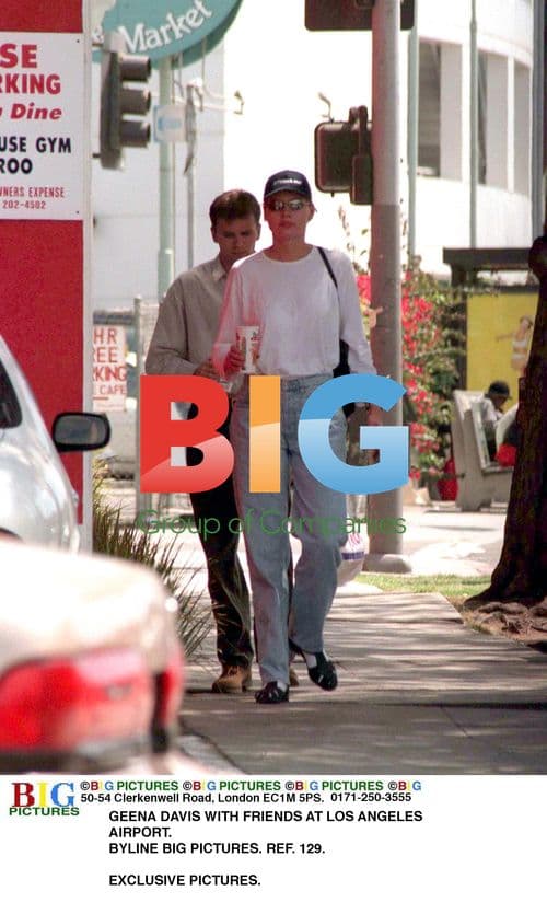 Geena Davis at LA airport, 1997