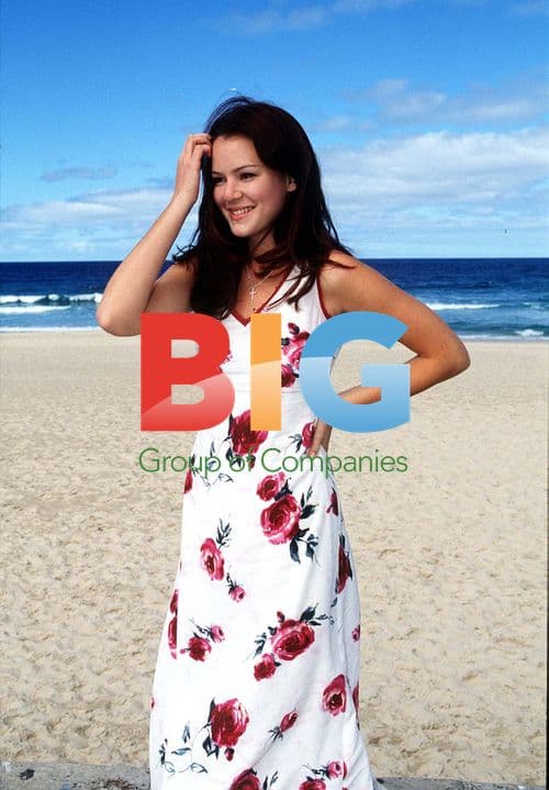 Jacinda Barrett strolls along Bondi Beach