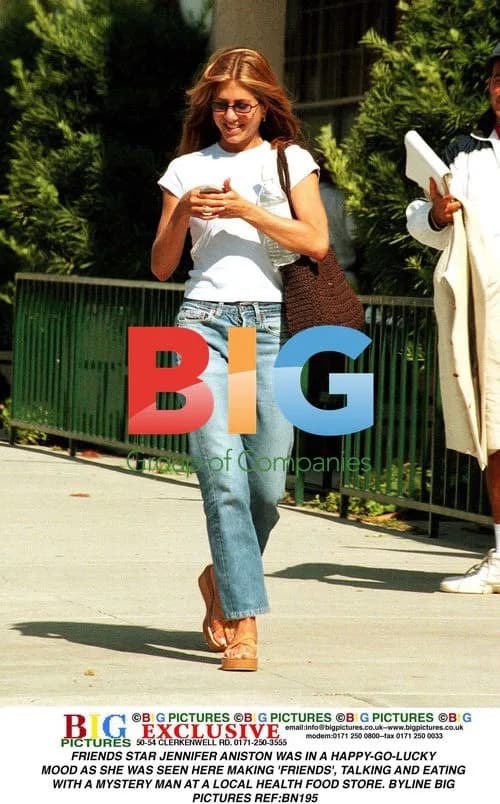 Jennifer Aniston Spotted at Health Food Store
