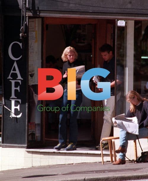 Lachlan Murdoch and Girlfriend Sara O'Hare Spotted at Sydney Airport