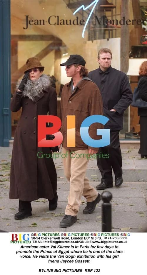 Val Kilmer Visits Van Gogh Exhibit in Paris