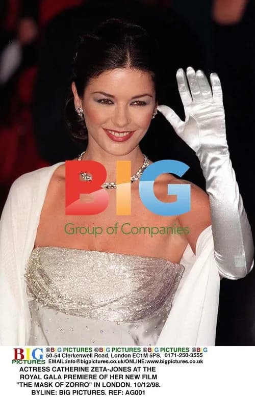 Catherine Zeta-Jones at "The Mask of Zorro" Premiere