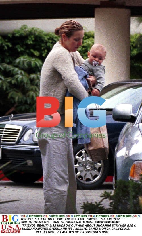 FRIENDS star Lisa Kudrow out shopping