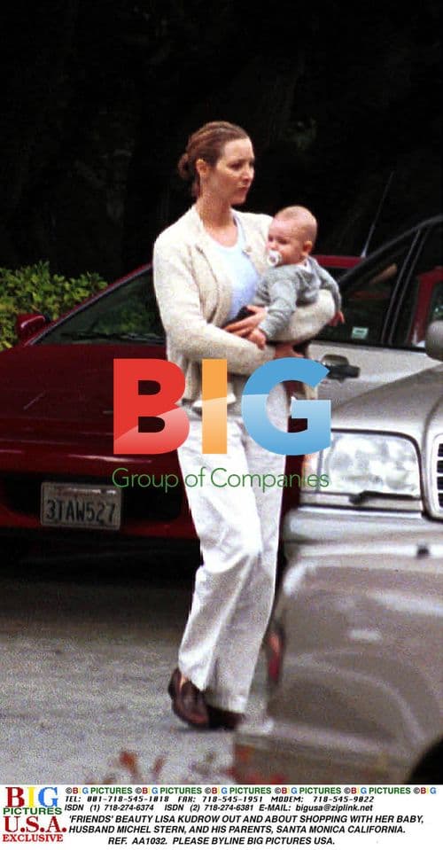 FRIENDS' Star Lisa Kudrow Shopping with Family