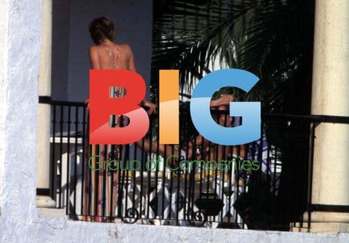 KEITH RICHARDS AND WOMAN ON HOTEL BALCONY