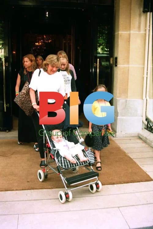 JAGGER FAMILY AND KIDS IN PARIS
