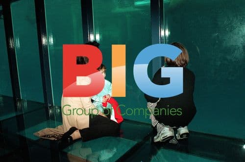 MICHAEL HUTCHENCE & PAULA YATES DAUGHTER'S DAY AT SYDNEY AQUARIUM