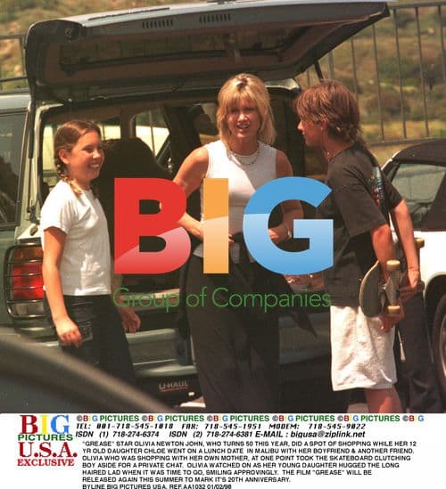 Olivia Newton-John shops with daughter Chloe