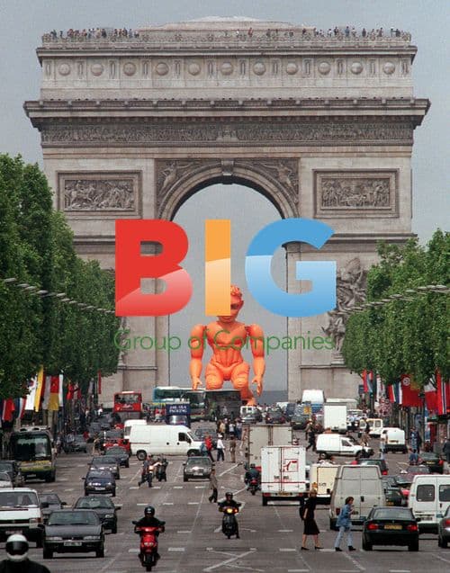 Giant figures at Arc de Triomphe for World Cup 98