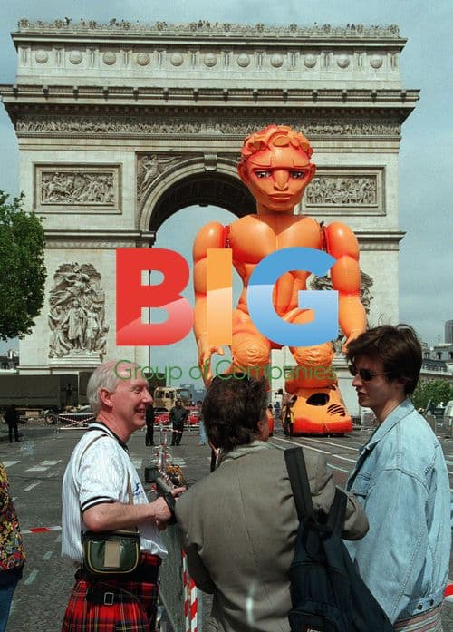 Scottish fans in kilts at Arc de Triomphe