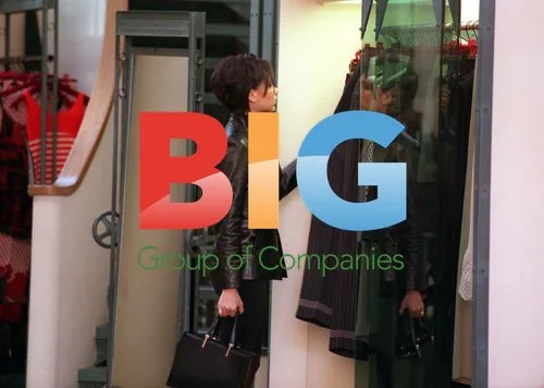 Spice Girls' Victoria shopping in Paris