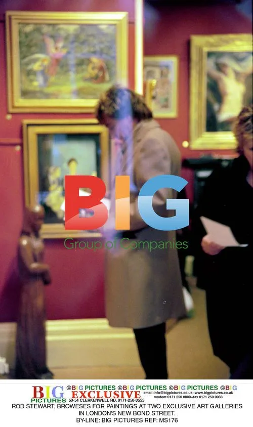 ROD STEWART BROWSES ART GALLERIES IN LONDON