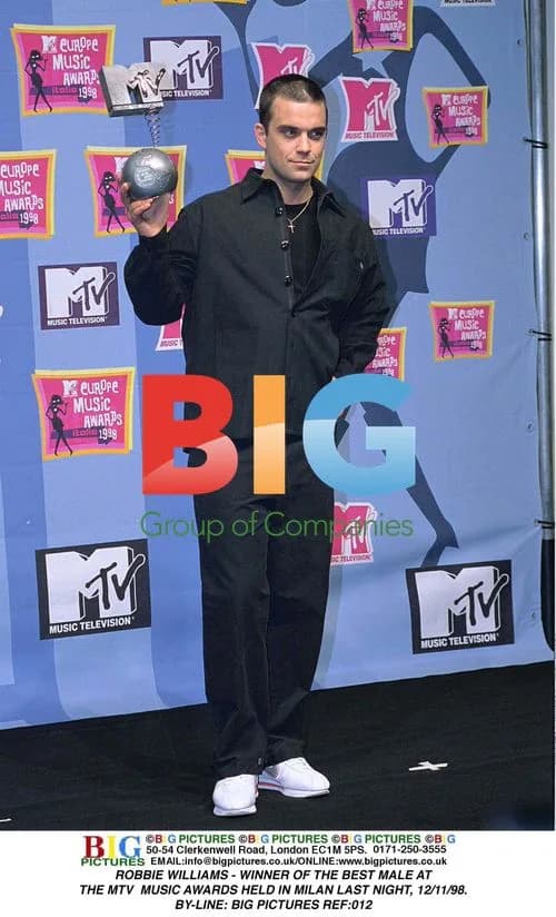 Robbie Williams Wins Best Male at MTV Awards