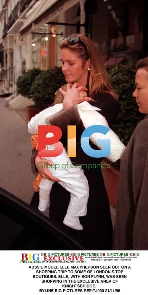 Elle Macpherson shops in London