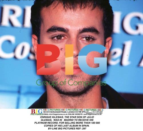 Enrique Iglesias Receives Platinum Record