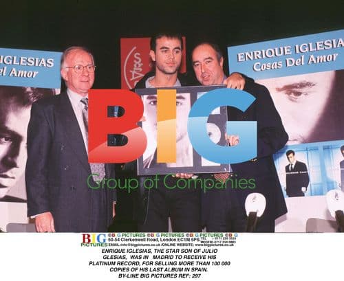 Enrique Iglesias Receives Platinum Record
