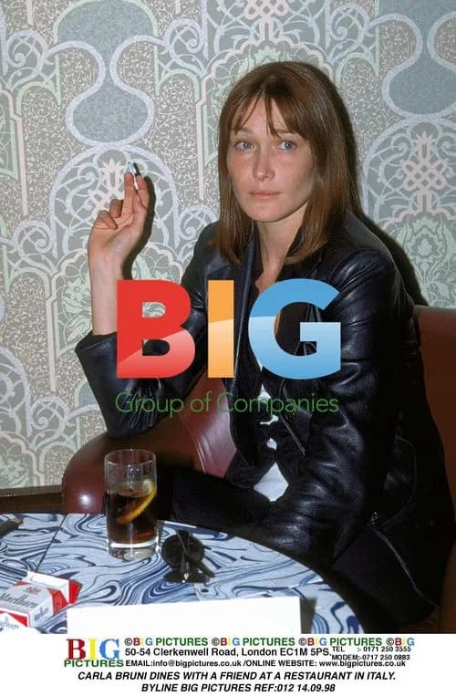 CARLA BRUNI DINES WITH FRIEND IN ITALY