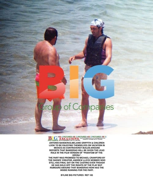 ANTONIO BANDERAS, MELANIE GRIFFITH & CHILDREN ON MEXICO VACATION