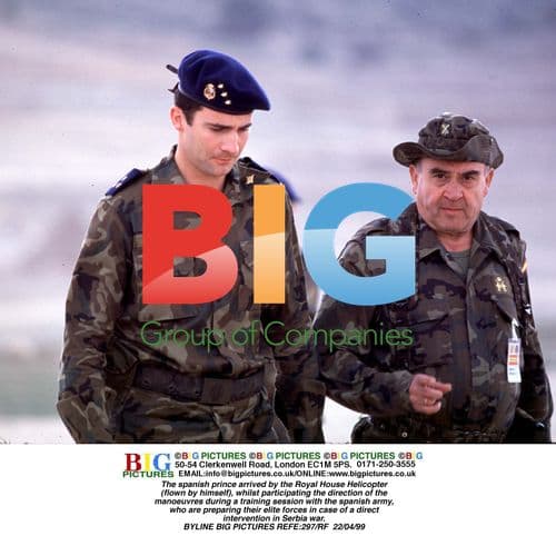 Spanish prince arrives by helicopter for army training