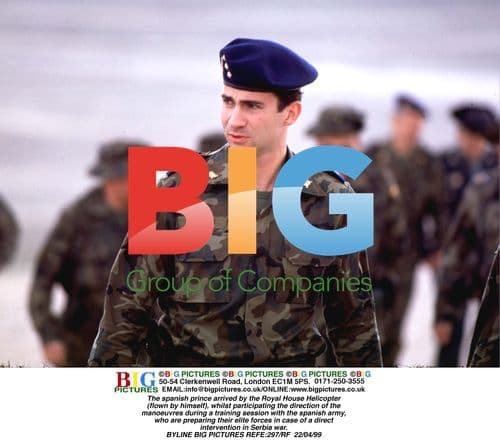Spanish prince arrives by helicopter for army training