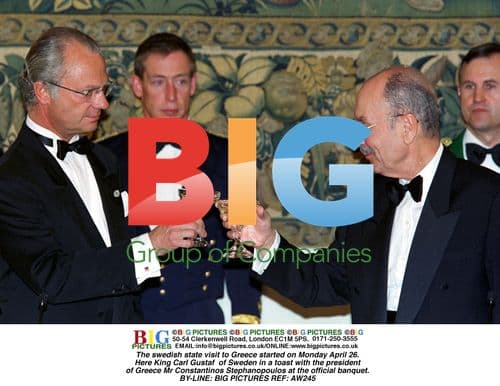 Swedish King Carl Gustaf toasts Greek president