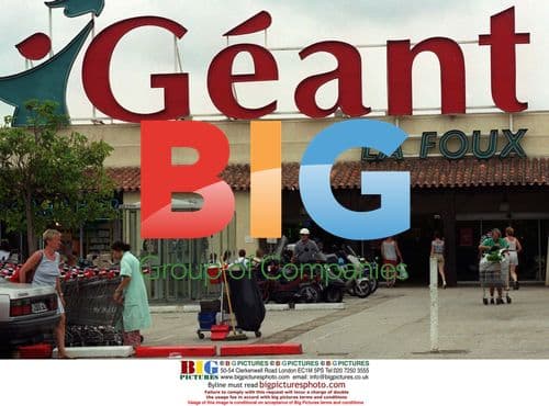 Marquis Of Bath Spotted in St Tropez Cafe