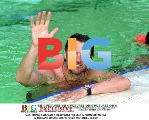 Paul Young and family on holiday in Forte Dei Marmi