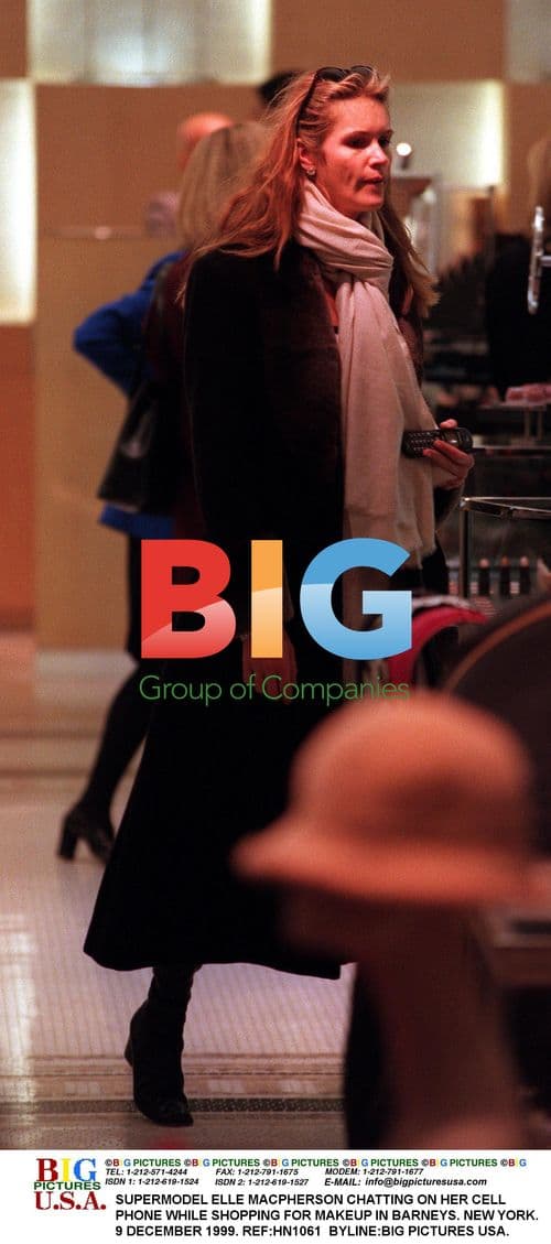 SUPERMODEL ELLE MACPHERSON SHOPPING IN NEW YORK