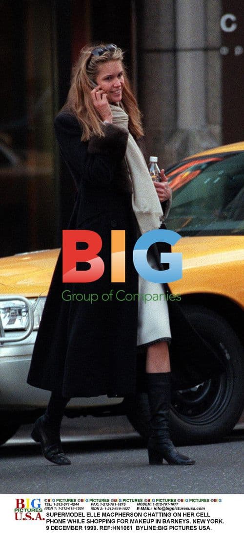 SUPERMODEL ELLE MACPHERSON SHOPPING IN NEW YORK