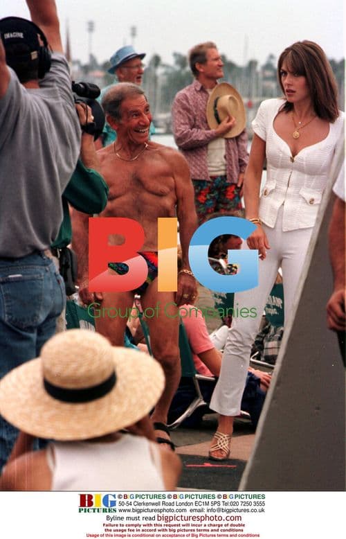 Liz Hurley on Set of "My Favorite Martian"