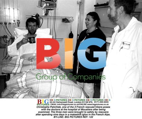 French hiker poses with doctors after rescue