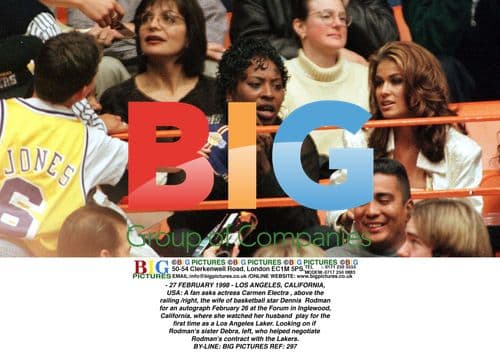 Carmen Electra asked for autograph at Lakers game