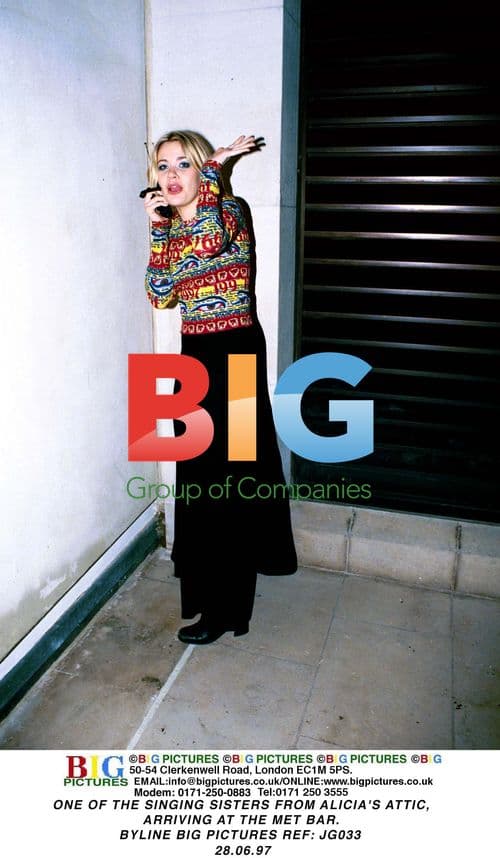 Alicia's Attic Singer Arriving at Met Bar