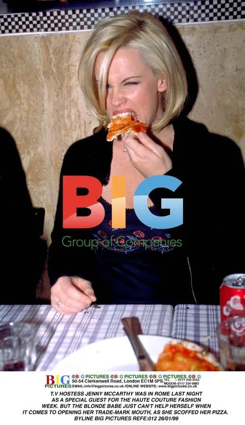 Jenny McCarthy Scoffs Pizza at Haute Couture