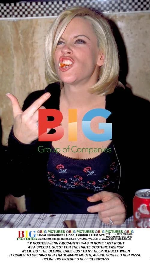 Jenny McCarthy Eats Pizza in Rome