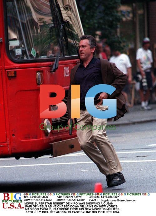 Robert De Niro in "15 Minutes" chase scene