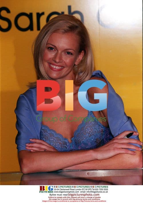 Wonderbra Models Unveil Windows at Macy's