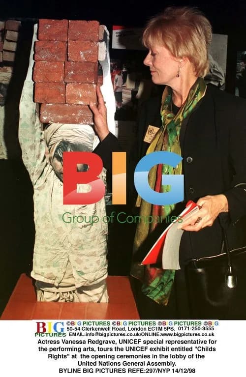 Vanessa Redgrave tours UNICEF exhibit at UN