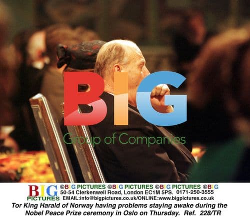 King Harald falls asleep at Nobel Peace Prize