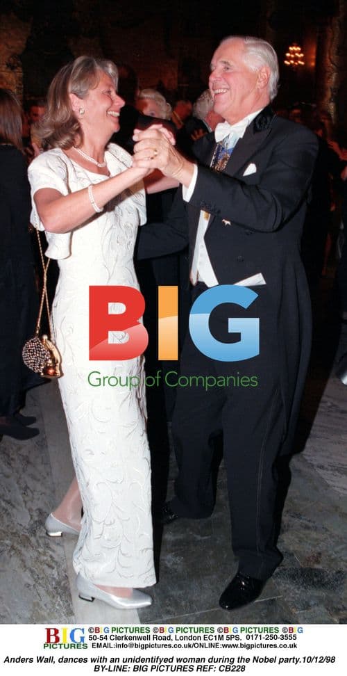 Anders Wall dances at Nobel party