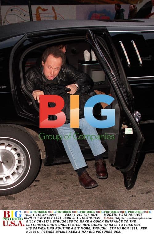 BILLY CRYSTAL STRUGGLES TO ENTER LETTERMAN SHOW