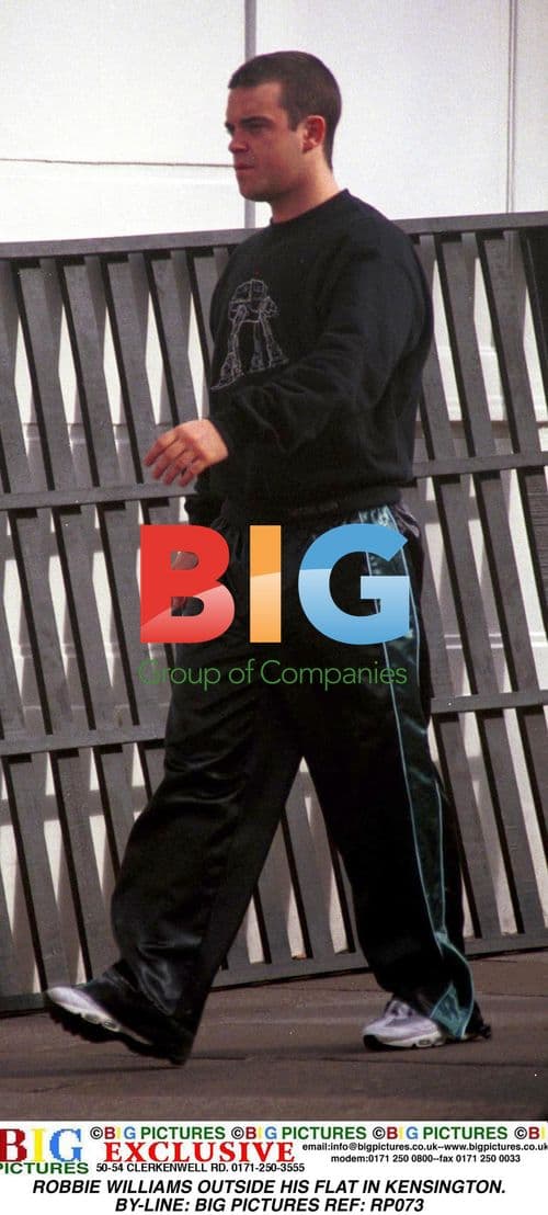 Robbie Williams Leaves Kensington Flat