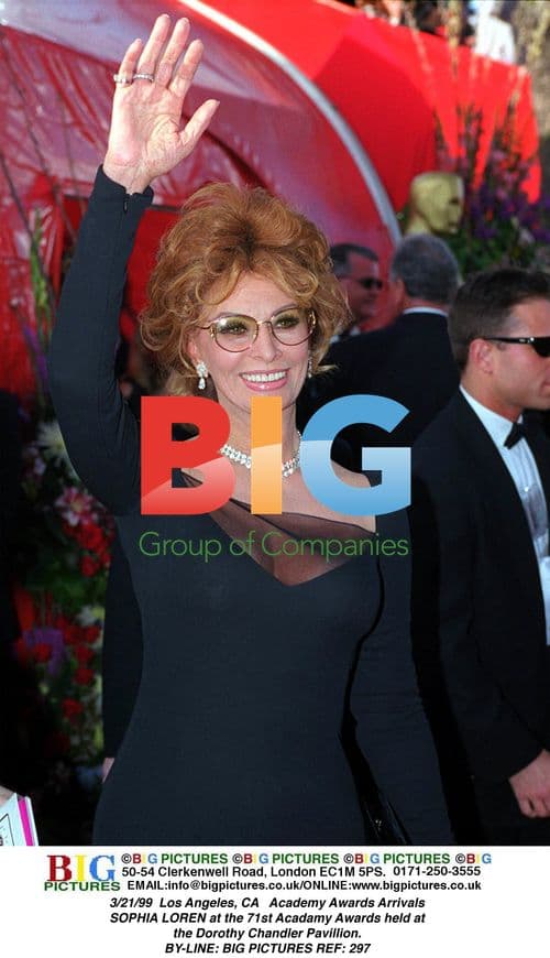 Sophia Loren at 71st Academy Awards