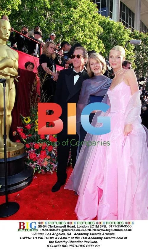 Gwyneth Paltrow & Family at 71st Academy Awards