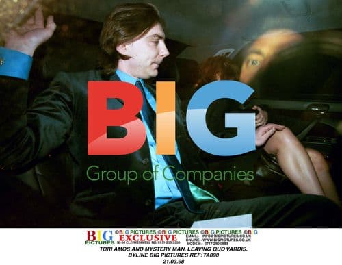 TORI AMOS AND MYSTERY MAN LEAVING QUO VARDIS