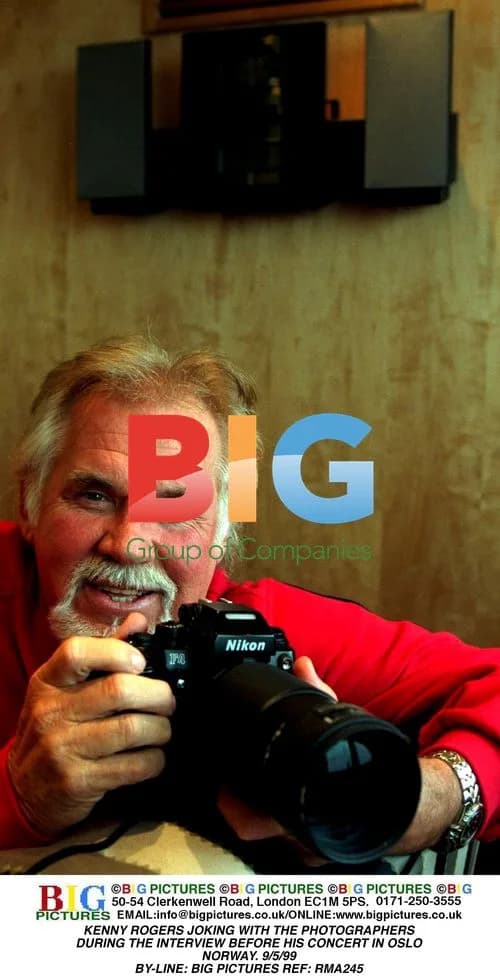 Kenny Rogers Joking with Photographers in Oslo